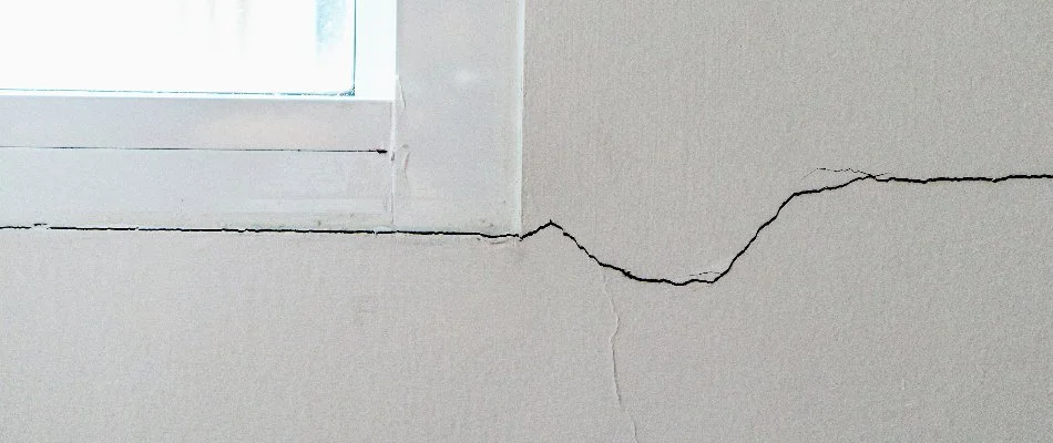 Crack found in window frame located in Columbus, OH.
